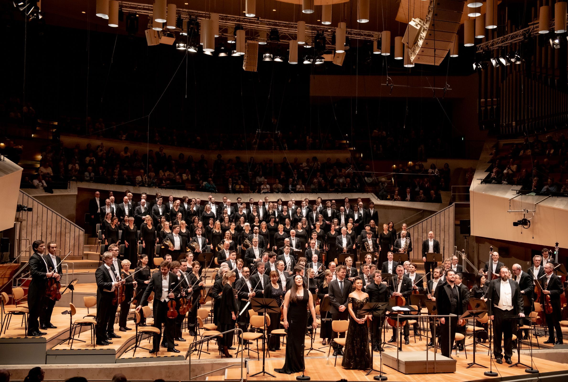Solist*innen mit den Berliner Philharmonikern und dem Rundfunkchor Berlin &copy; Bettina Stöß | Berliner Philharmoniker