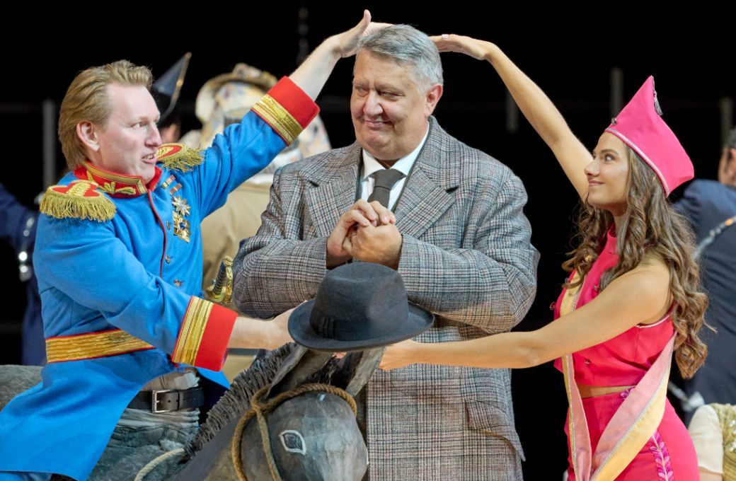 Bogdan Volkov (Rinuccio), Ambrogio Maestri (Gianni Schicchi) and Serena Sáenz (Lauretta) &copy; Wiener Staatsoper | Michael Pöhn