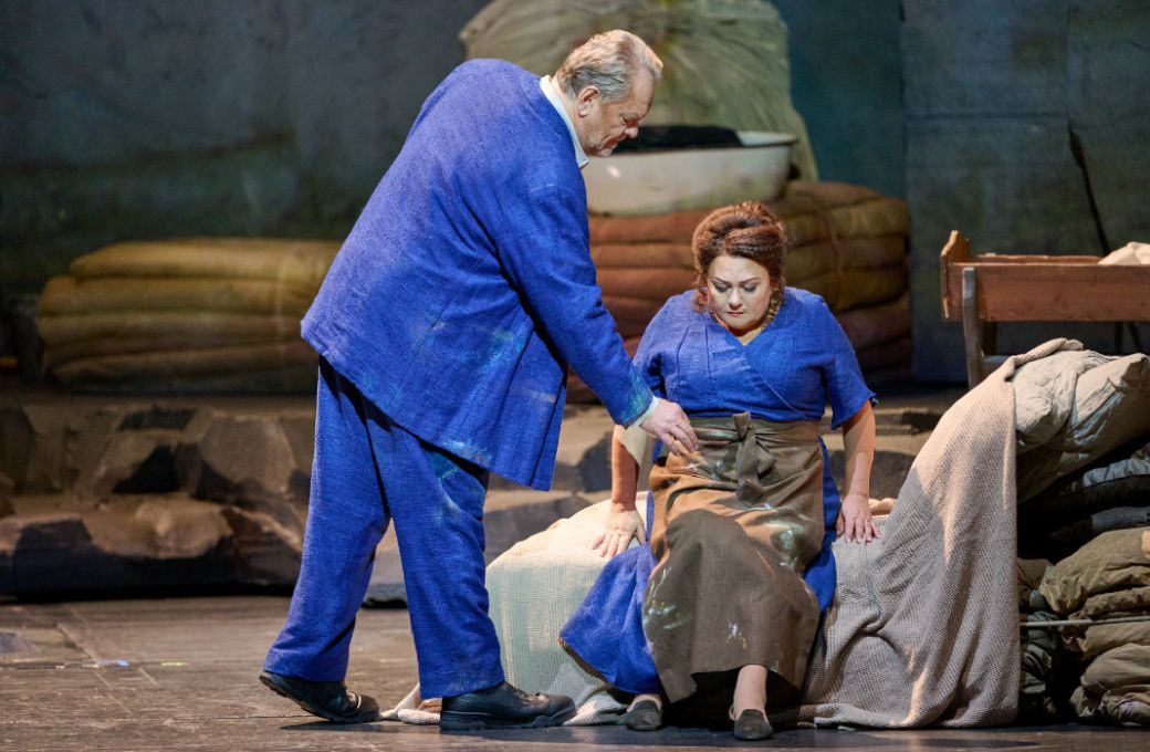 Michael Volle (Barak the Dyer) and Elena Pankratova (The Dyer's Wife) &copy; Wiener Staatsoper | Michael P&ouml;hn