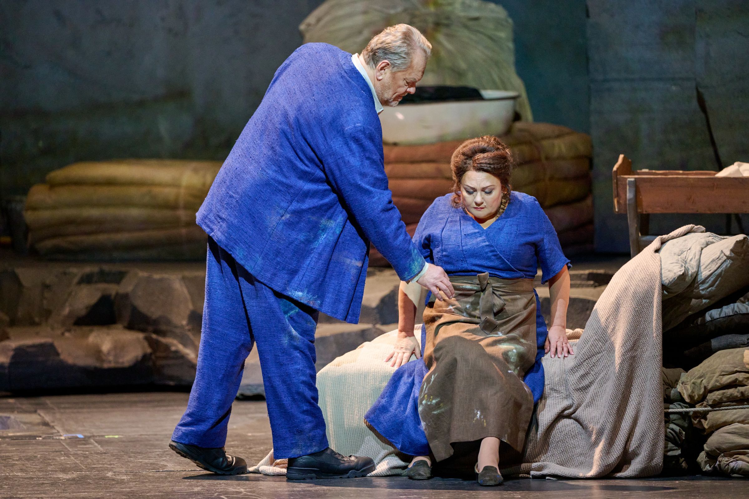 Michael Volle (Barak the Dyer) and Elena Pankratova (The Dyer's Wife) &copy; Wiener Staatsoper | Michael Pöhn