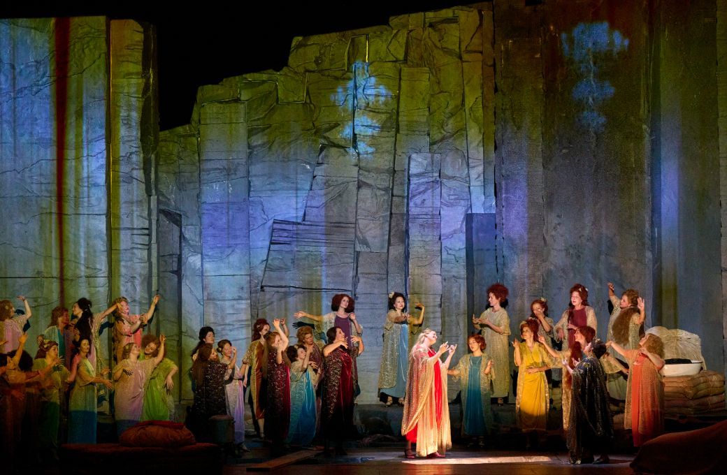 Elza van den Heever (Empress) and Elena Pankratova (The Dyer's Wife) &copy; Wiener Staatsoper | Michael P&ouml;hn