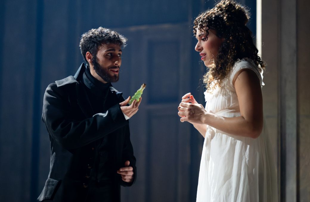 Nicolò Balducci (Gilberto) and Adèle Charvet (Giulietta) © Ian Rice