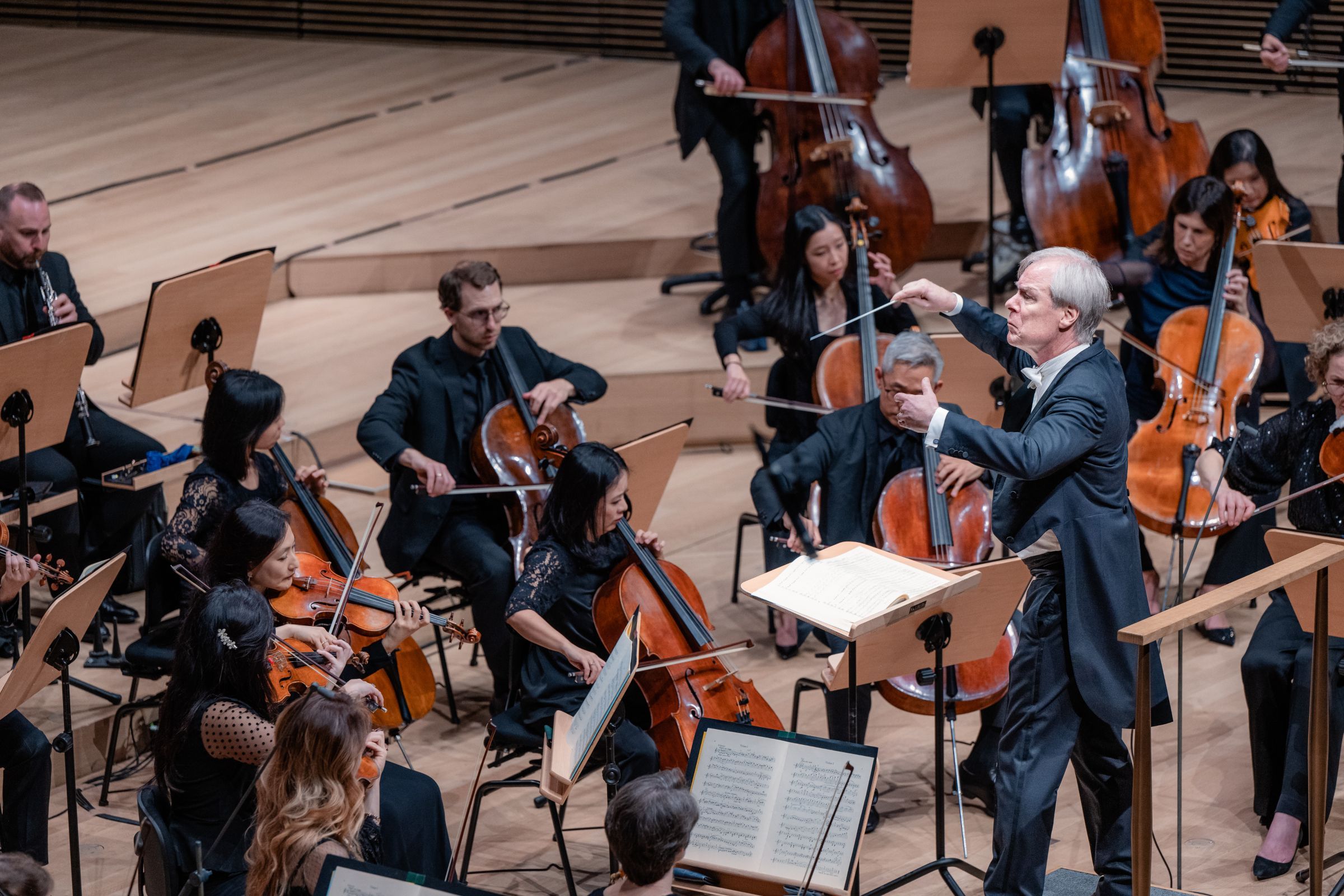 David Robertson conducts the New York Philharmonic © Brandon Patoc