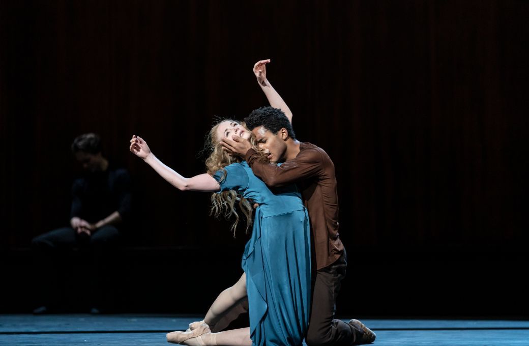 Lauren Cuthbertson as The Cellist and Marcelino Samb&eacute; as The Instrument in <i>The Cellist</i> &copy; Bill Cooper