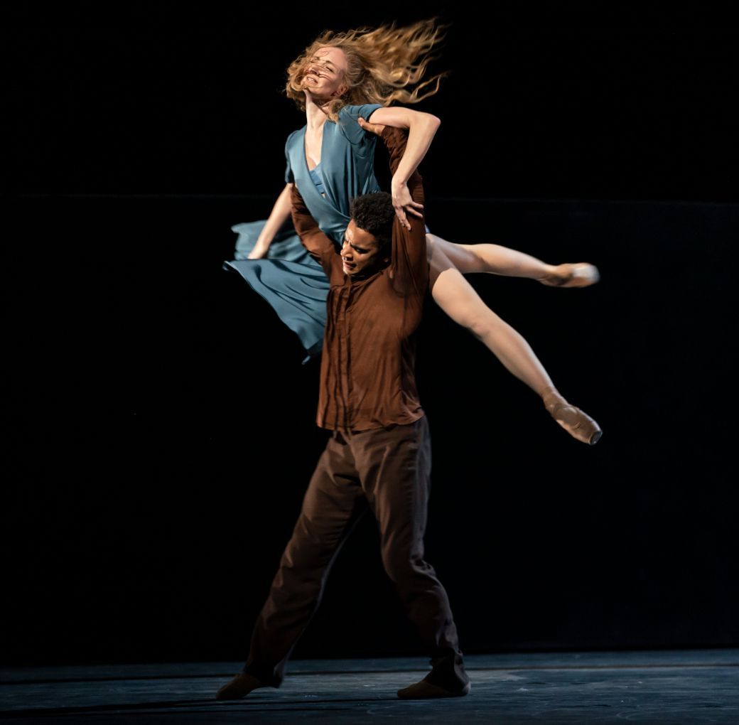Lauren Cuthbertson as The Cellist and Marcelino Samb&eacute; as The Instrument in <i>The Cellist</i> &copy; Bill Cooper