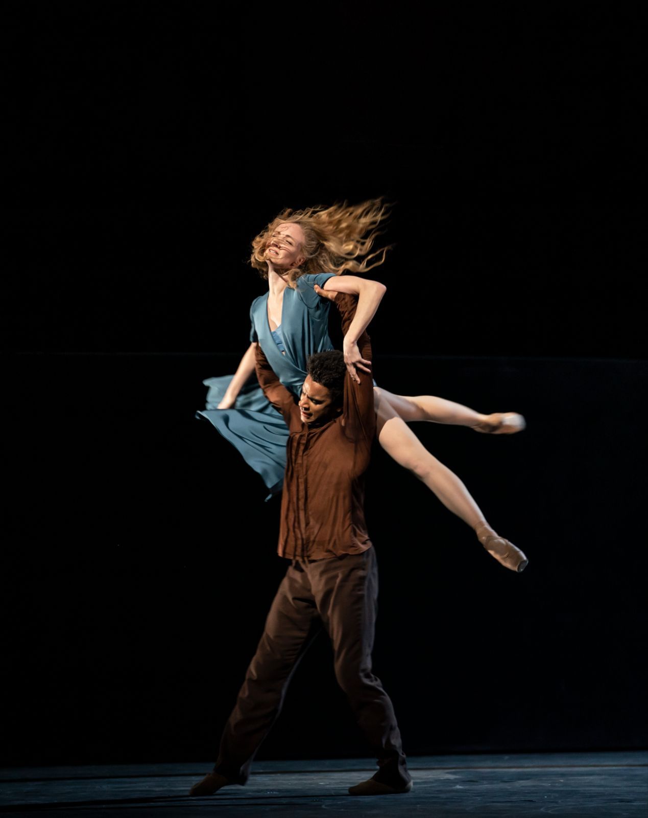 Lauren Cuthbertson as The Cellist and Marcelino Sambé as The Instrument in <i>The Cellist</i> &copy; Bill Cooper
