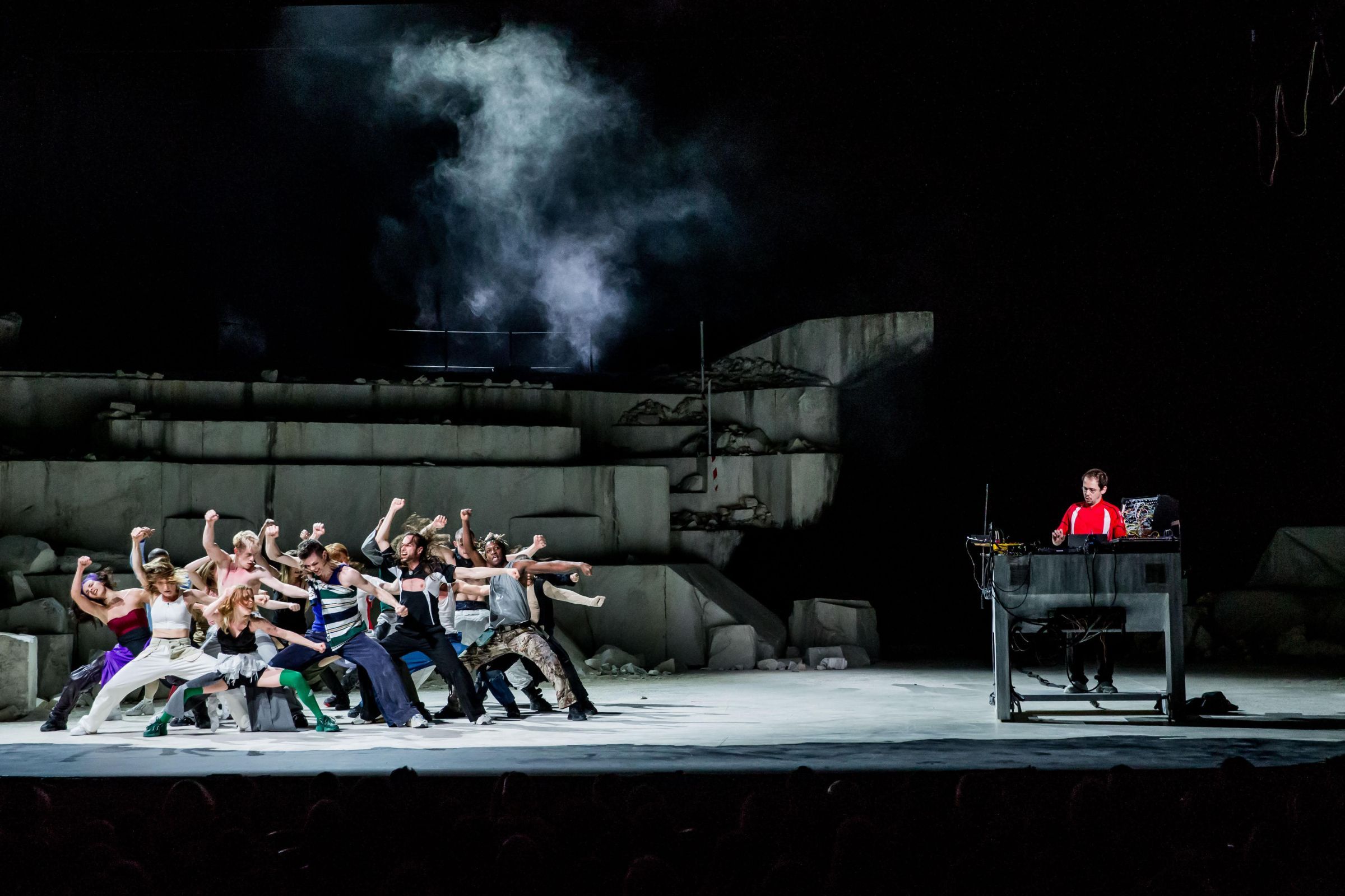 <i>Room with a View</i> with Ballet national de Marseille © Cyril Moreau