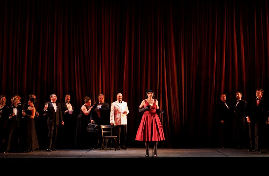 Nicole Chevalier (Violetta) and ensemble © Belinda Jiao