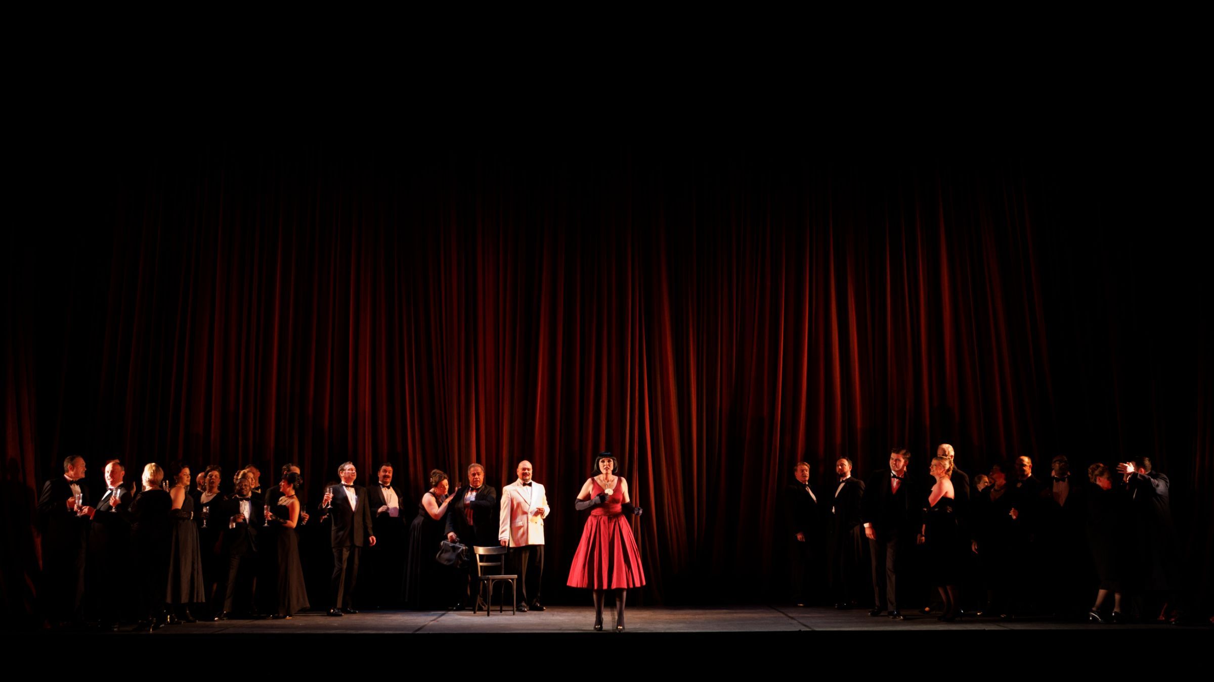 Nicole Chevalier (Violetta) and ensemble © Belinda Jiao