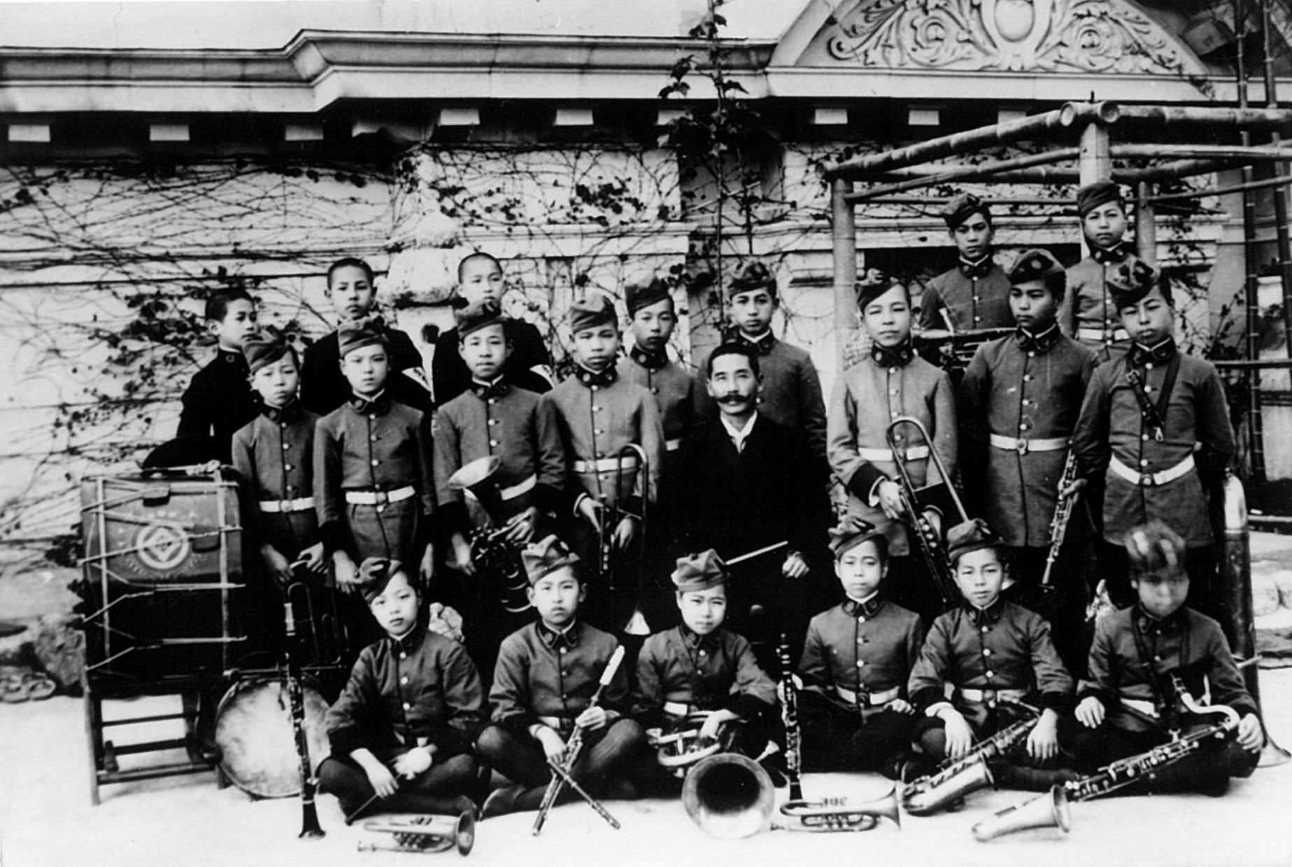 Ito Gofukuten Boys Music Band in 1913, predecessor of the Tokyo Phil