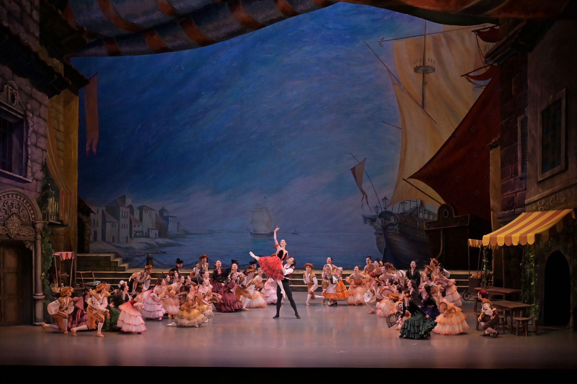 Saho Shibayama as Kitri and Shun Izawa as Basilio with National Ballet of Japan in <i>Don Quixote</i> &copy; Takashi Shikama