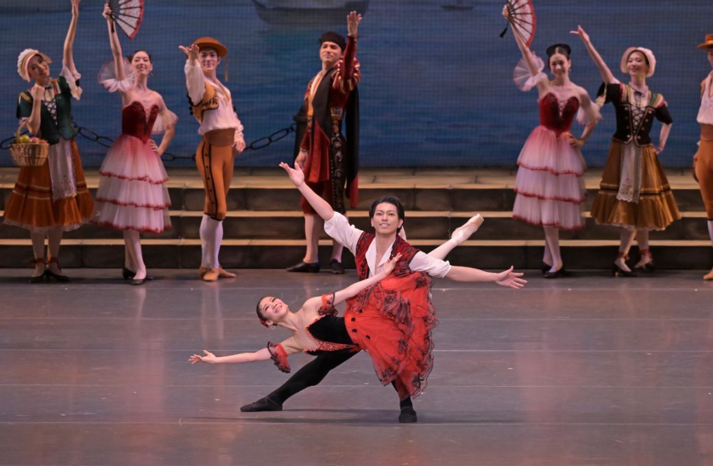 Saho Shibayama as Kitri and Shun Izawa as Basilio in <i>Don Quixote</i> &copy; Takashi Shikama