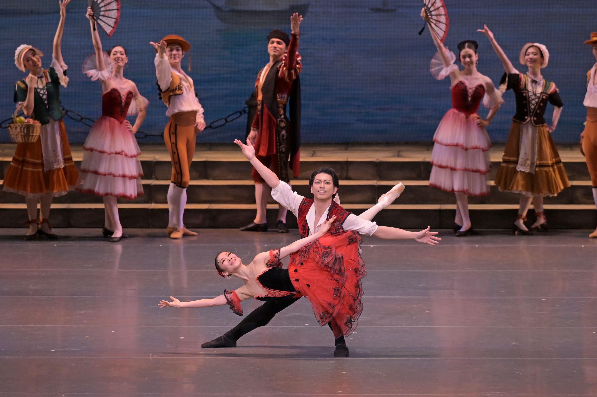 Saho Shibayama as Kitri and Shun Izawa as Basilio in <i>Don Quixote</i> &copy; Takashi Shikama