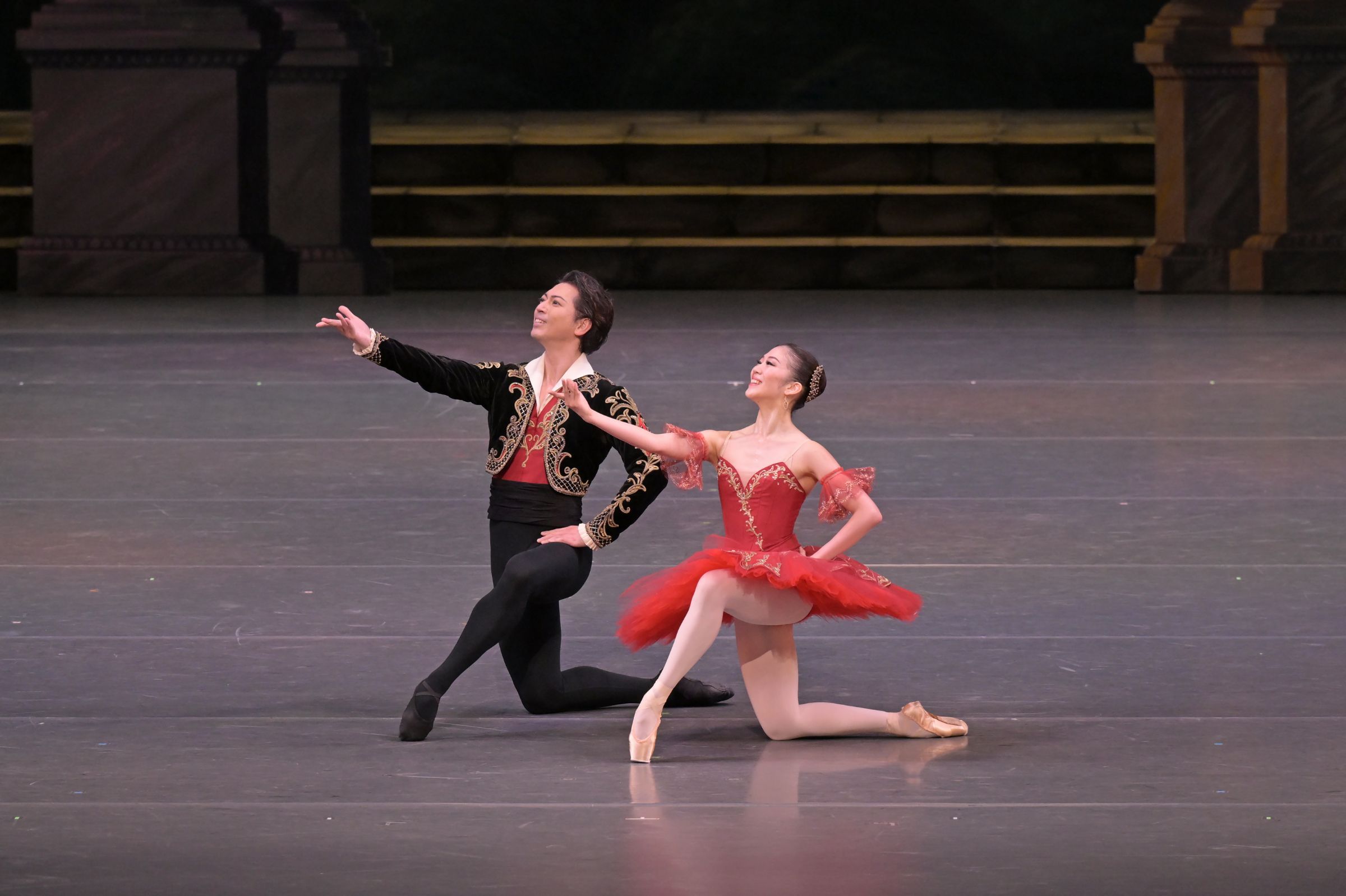 Saho Shibayama as Kitri and Shun Izawa as Basilio in <i>Don Quixote</i> &copy; Takashi Shikama