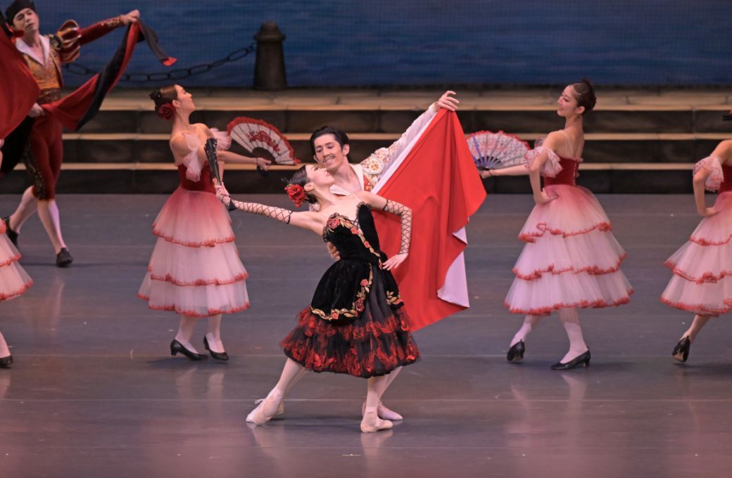 Kasumi Okuda as A Street Dancer and Yoshito Kinoshita as Espada in <i>Don Quixote</i> &copy; Takashi Shikama