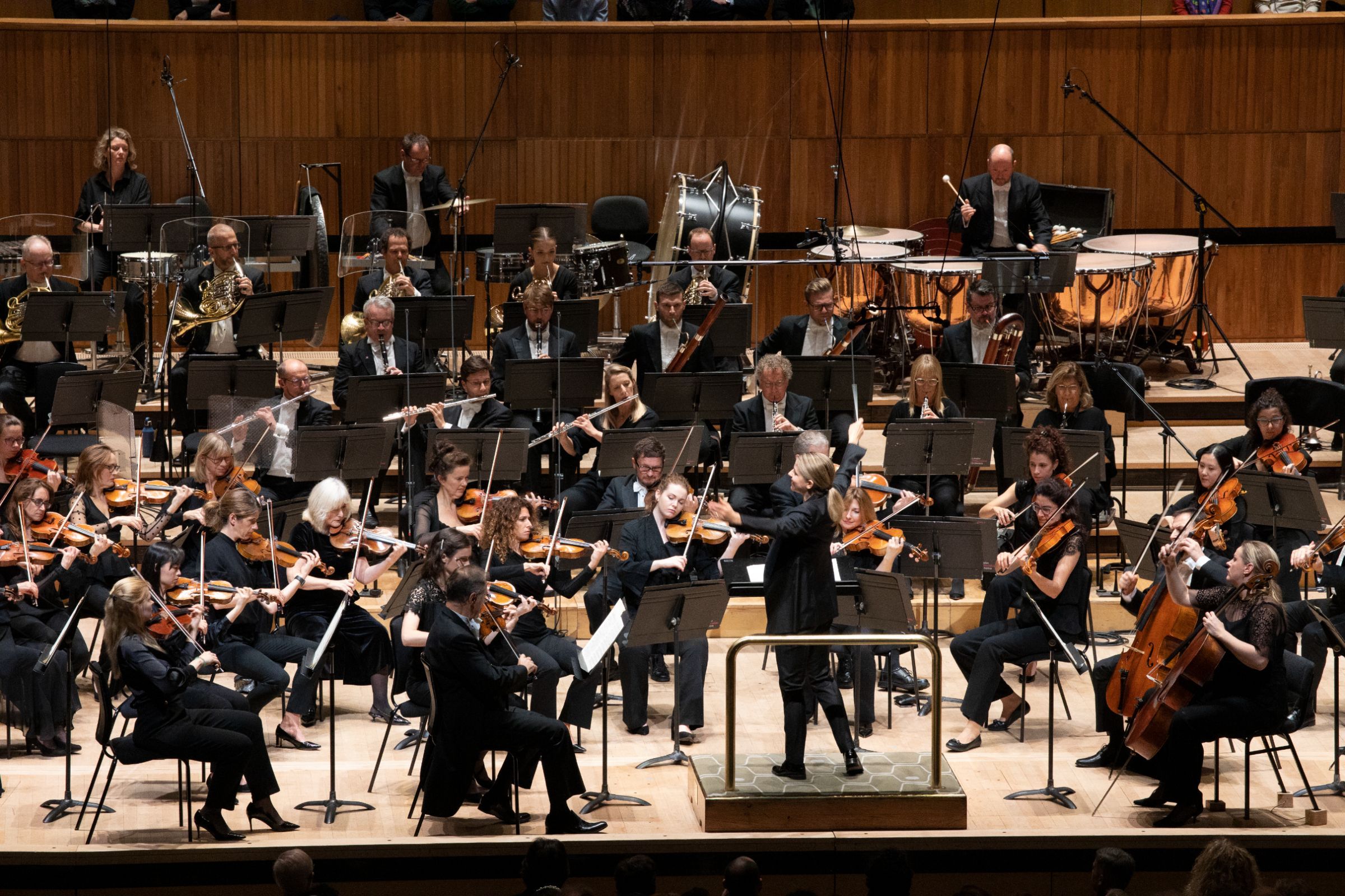 Karina Canellakis conducts the London Philharmonic Orchestra © London Philharmonic Orchestra