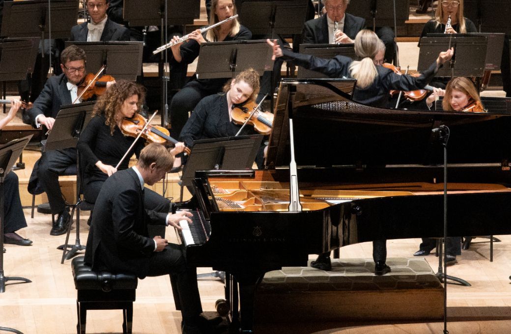 Cédric Tiberghien, Karina Canellakis and the London Philharmonic Orchestra © London Philharmonic Orchestra