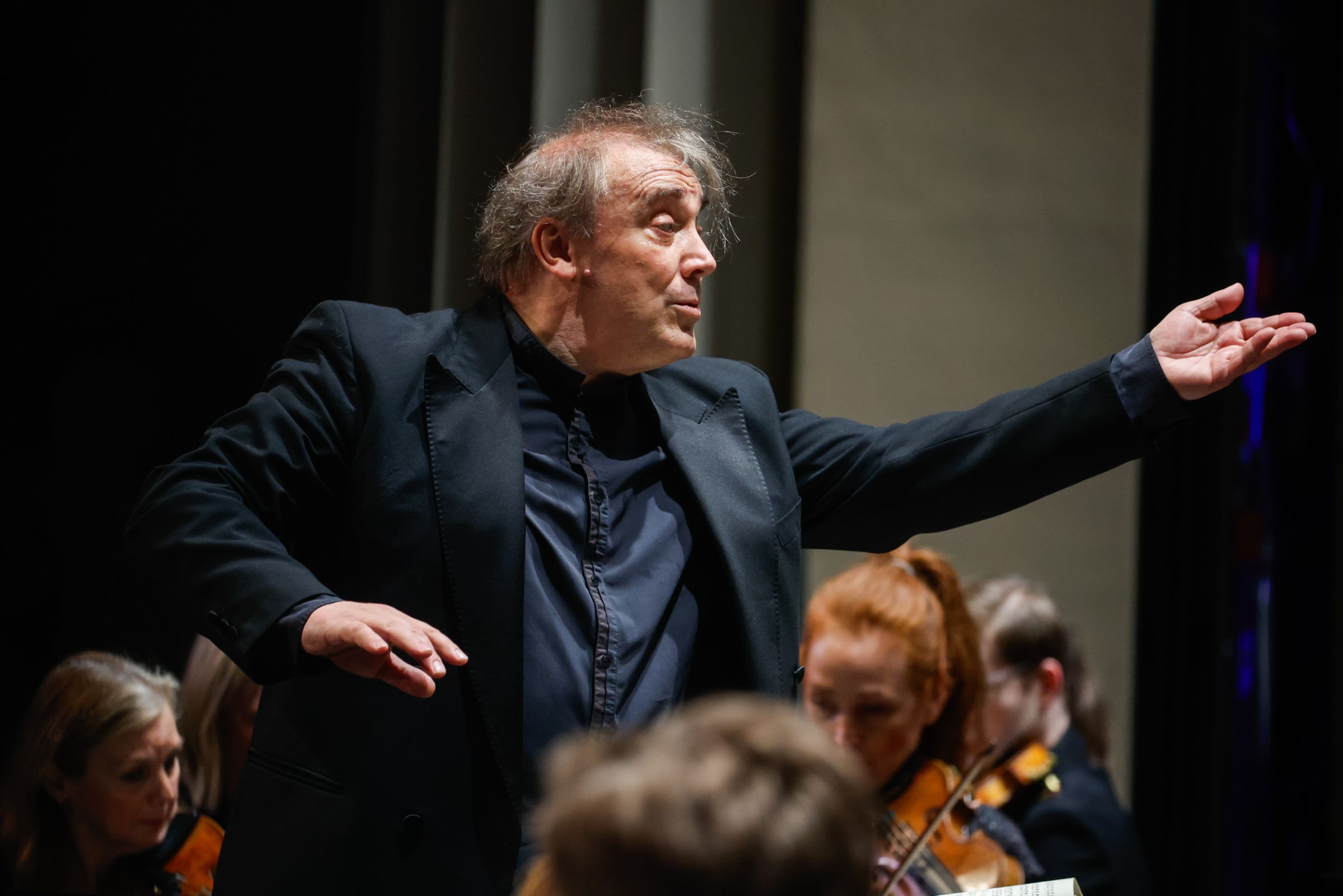 Jaime Martín conducts the Los Angeles Chamber Orchestra © Brian Feinzimer
