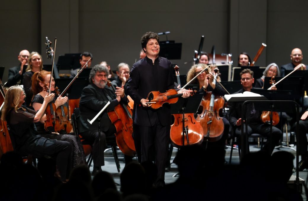 Augustin Hadelich and the Los Angeles Chamber Orchestra © Brian Feinzimer
