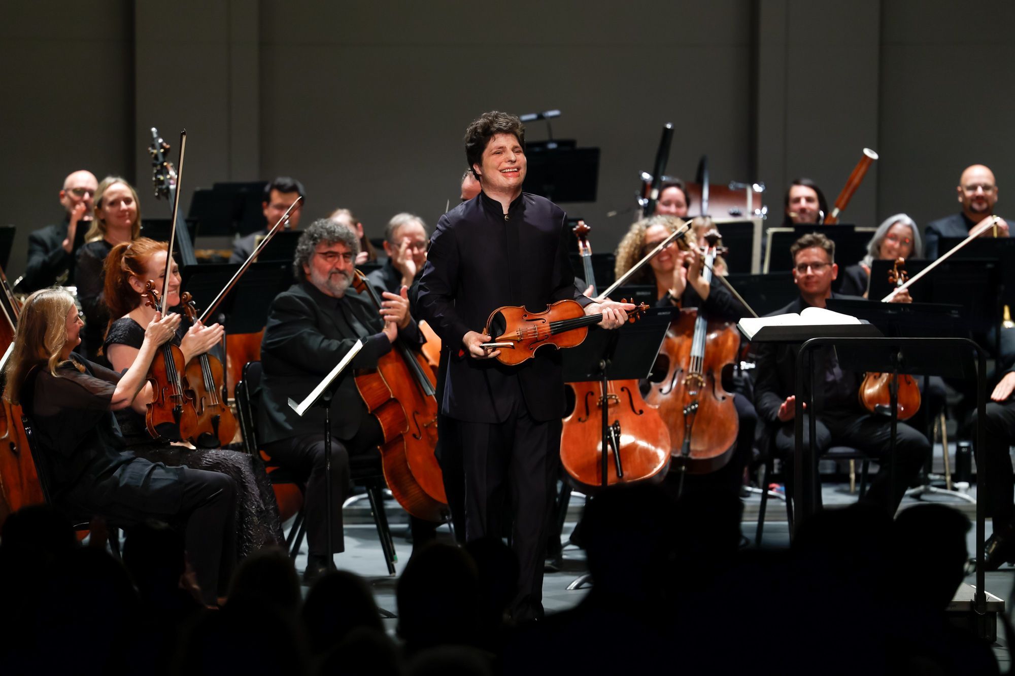 Augustin Hadelich and the Los Angeles Chamber Orchestra © Brian Feinzimer