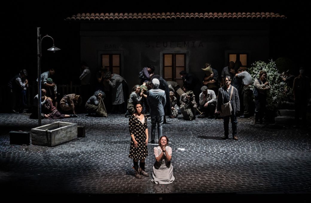 Na'ama Goldman (Cesira), Jade Phoenix (Rosetta), Leonardo Caimi (Michele) and ensemble &copy; Clive Barda | ArenaPAL