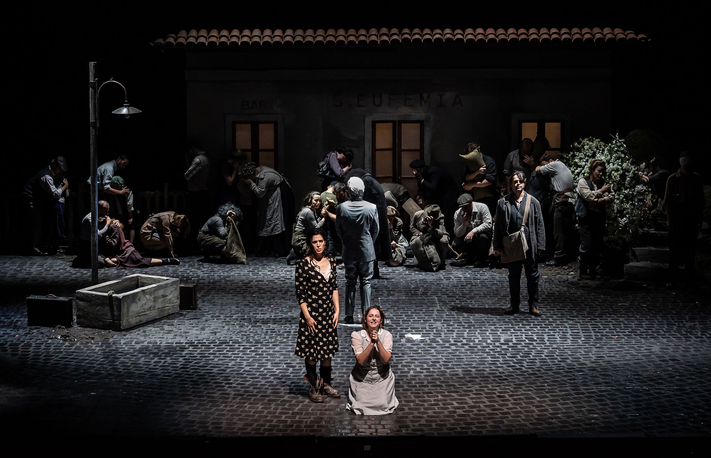 Na'ama Goldman (Cesira), Jade Phoenix (Rosetta), Leonardo Caimi (Michele) and ensemble &copy; Clive Barda | ArenaPAL
