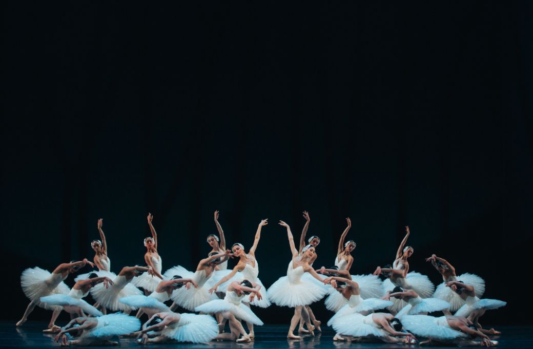 The Australian Ballet in <i>Swan Lake</i> &copy; Kate Longley