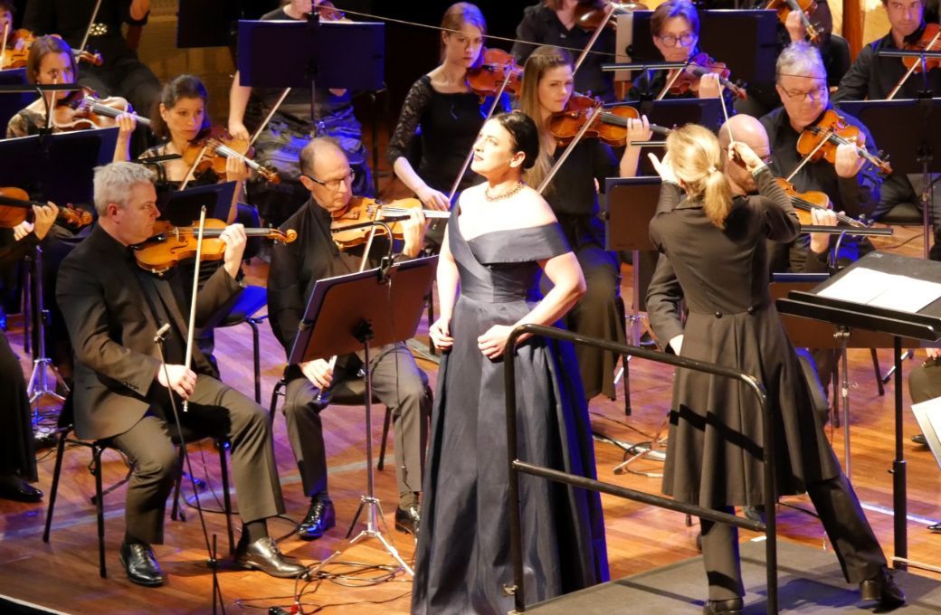 Madeleine Pierard with Gemma New and the New Zealand Symphony Orchestra © NZSO