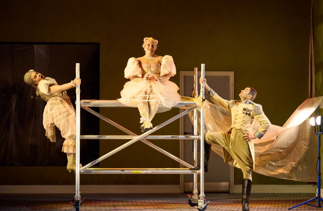 Nazan Fikret (Clorinda), Lauren Young (Tisbe), Arshak Kuzikyan (Don Magnifico) &copy; Richard Hubert Smith