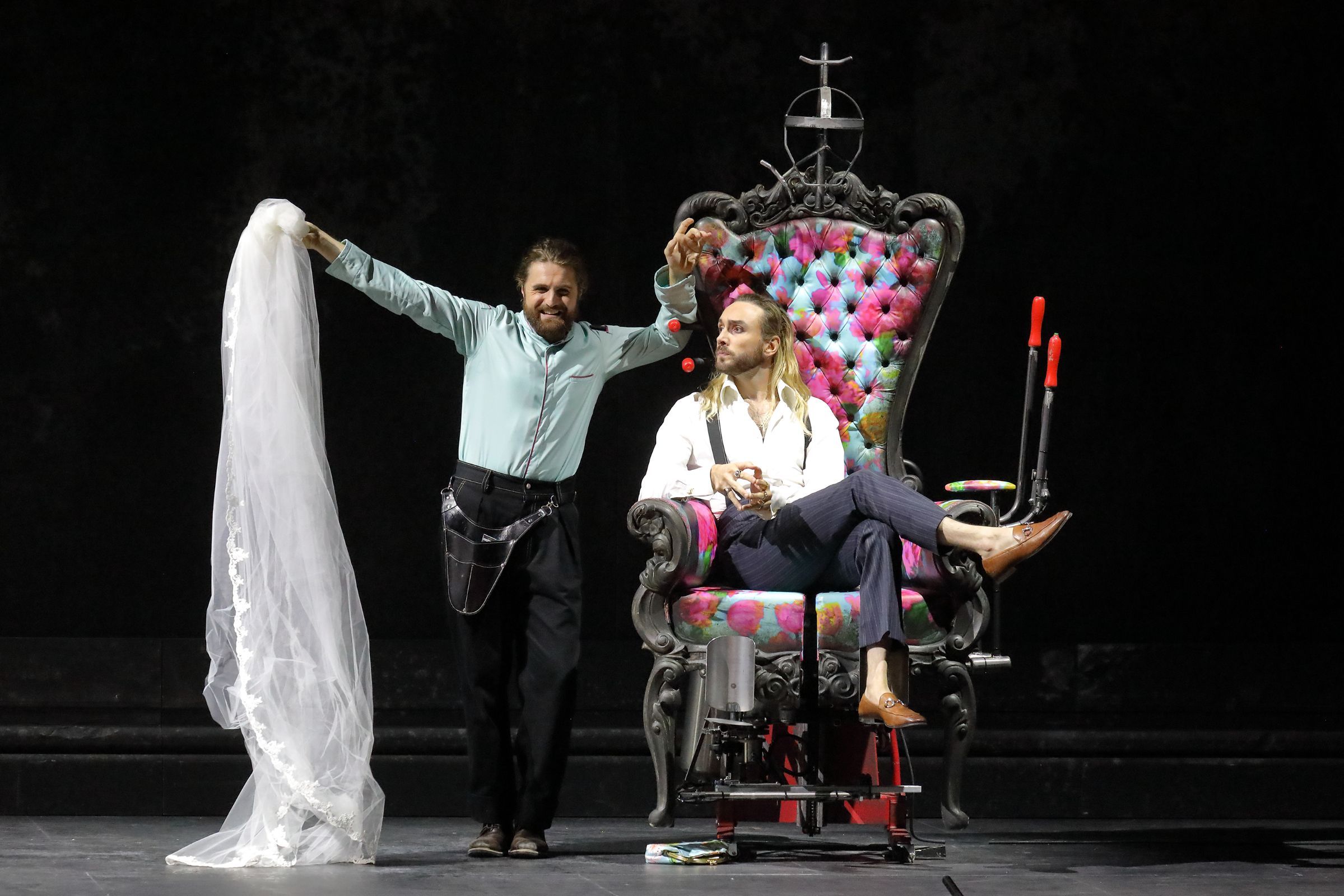 Konstantin Krimmel (Figaro) und Huw Montague Rendall (Graf Almaviva) © Wilfried Hösl
