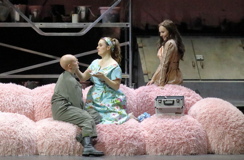 Avery Amereau (Cherubino), Louise Alder (Susanna) und Elsa Dreisig (Gräfin Almaviva) © Wilfried Hösl
