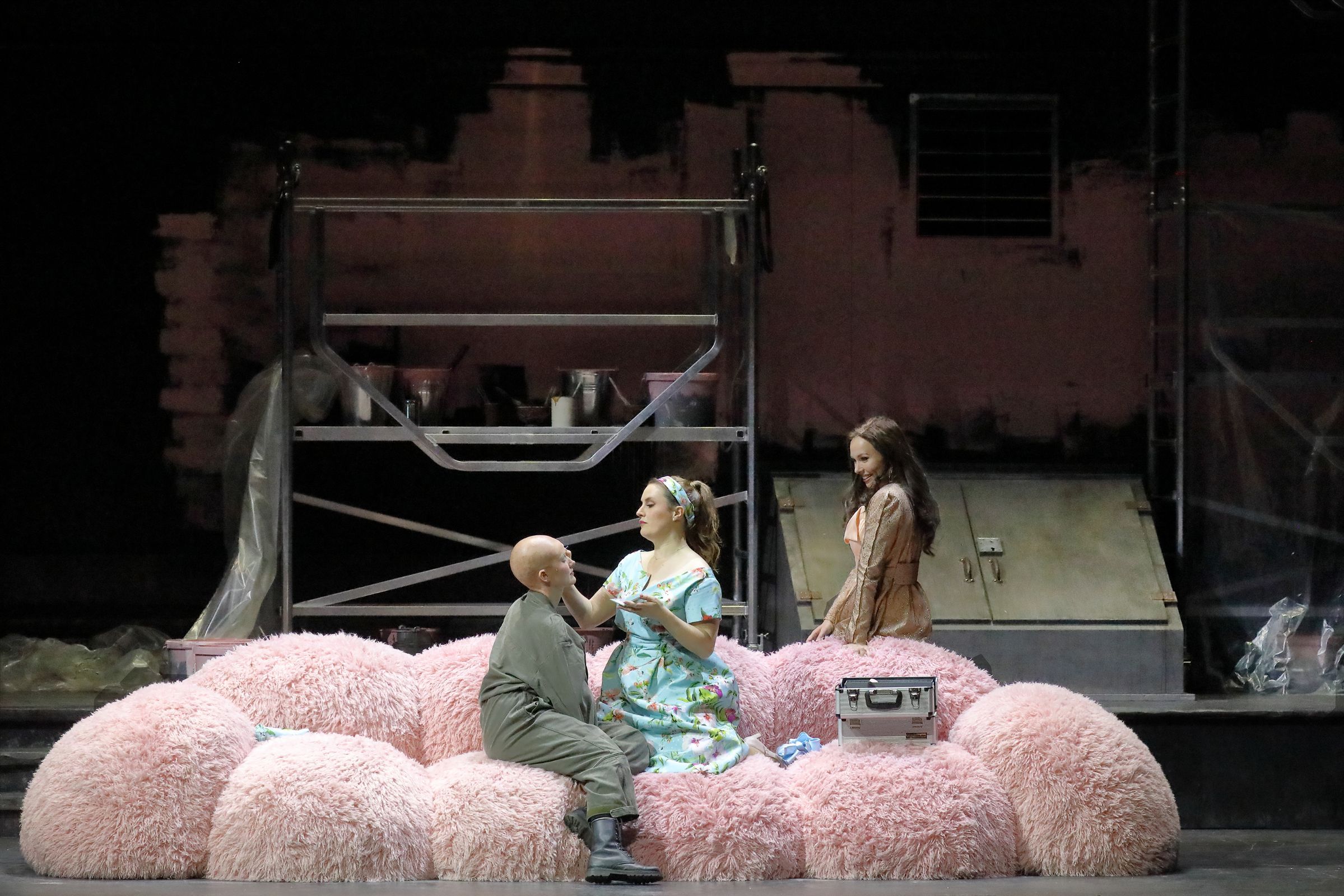 Avery Amereau (Cherubino), Louise Alder (Susanna) und Elsa Dreisig (Gräfin Almaviva) © Wilfried Hösl