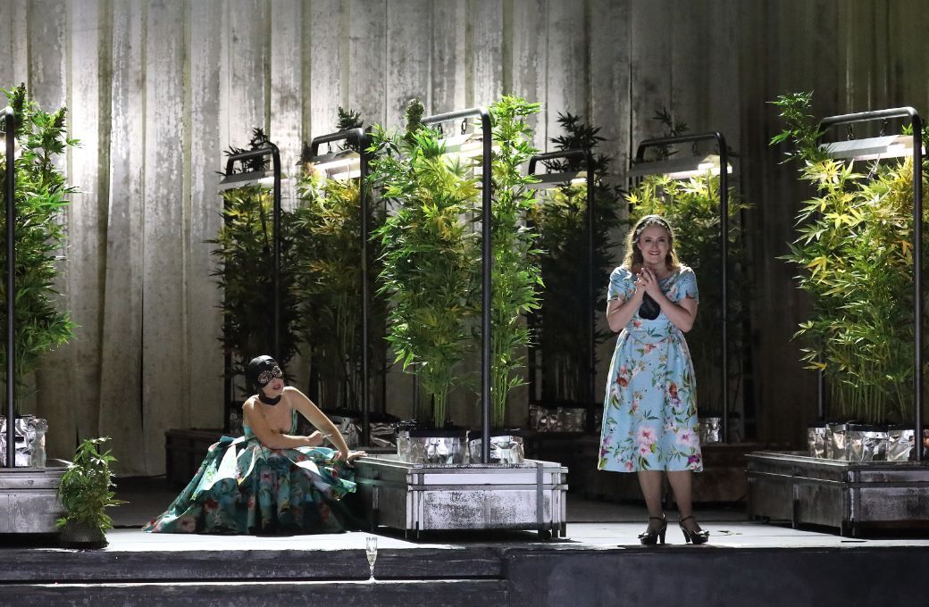 Elsa Dreisig (Gräfin Almaviva) und Louise Alder (Susanna) © Wilfried Hösl