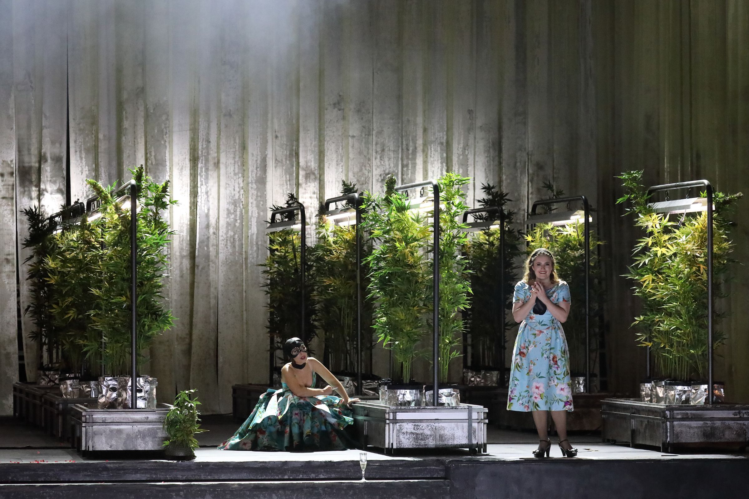 Elsa Dreisig (Gräfin Almaviva) und Louise Alder (Susanna) © Wilfried Hösl