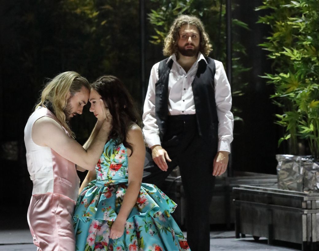 Huw Montague Rendall (Graf Almaviva), Elsa Dreisig (Gräfin Almaviva) und Konstantin Krimmel (Figaro) © Wilfried Hösl