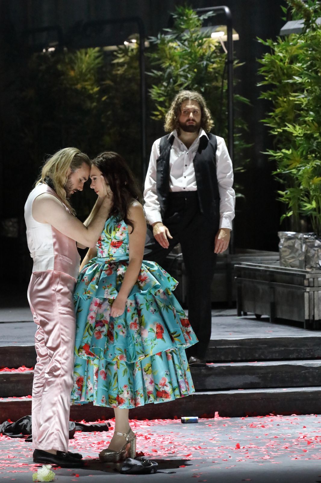 Huw Montague Rendall (Graf Almaviva), Elsa Dreisig (Gräfin Almaviva) und Konstantin Krimmel (Figaro) © Wilfried Hösl