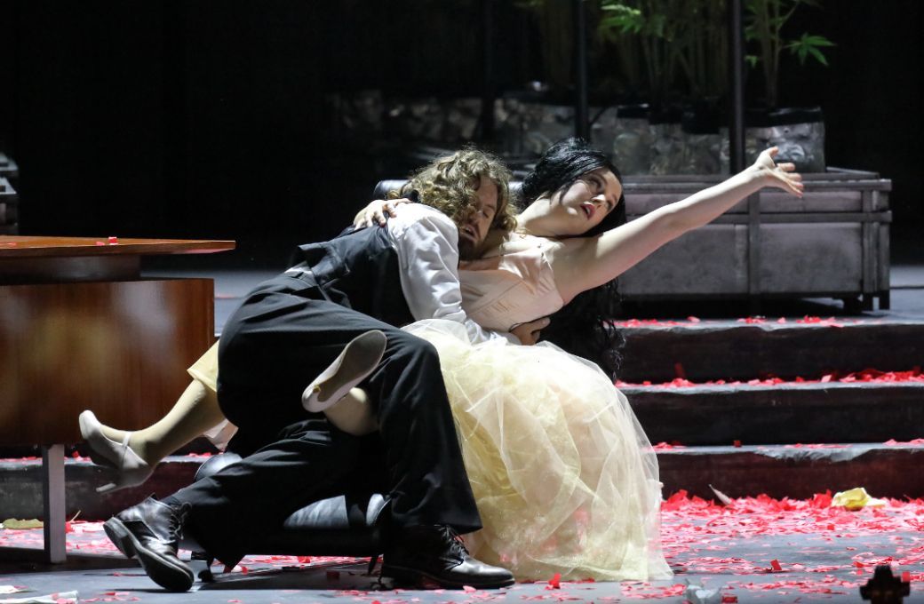 Konstantin Krimmel (Figaro) und Louise Alder (Susanna) © Wilfried Hösl