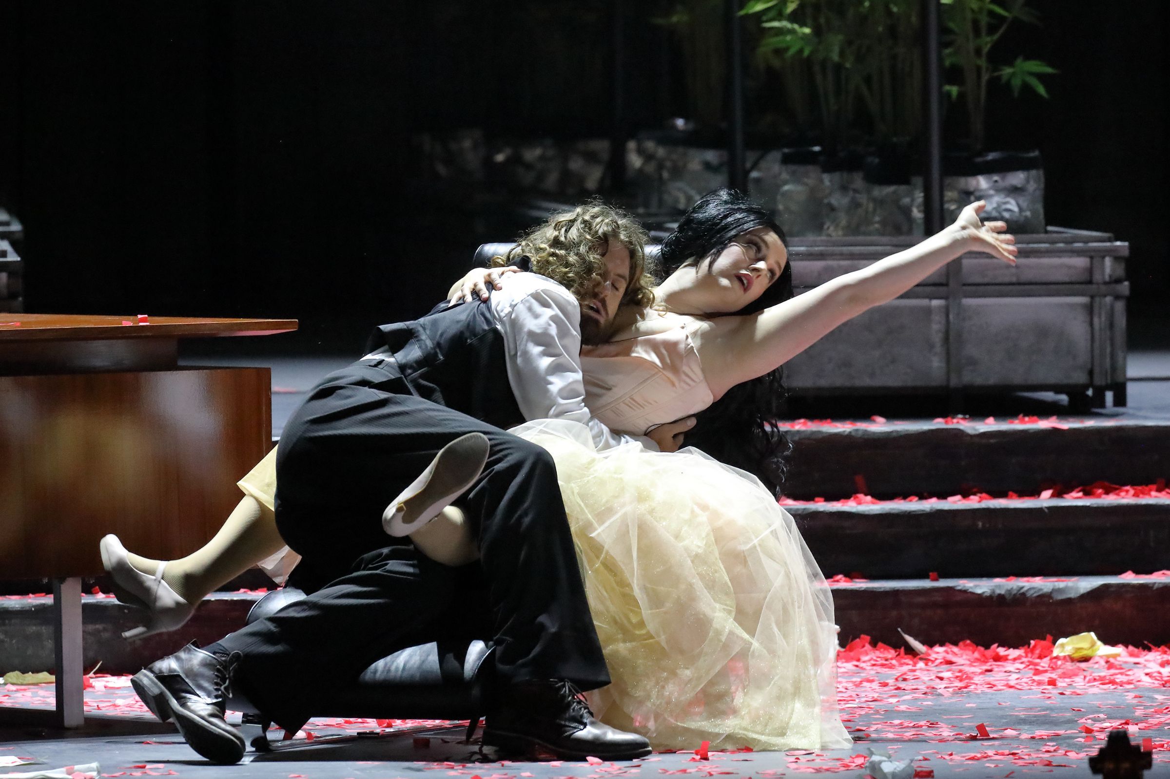 Konstantin Krimmel (Figaro) und Louise Alder (Susanna) © Wilfried Hösl