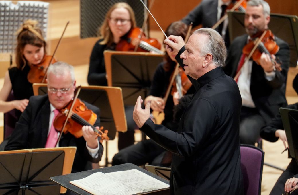 Sir Mark Elder conducts the Hall&eacute; &copy; Bill Lam | The Hall&eacute;