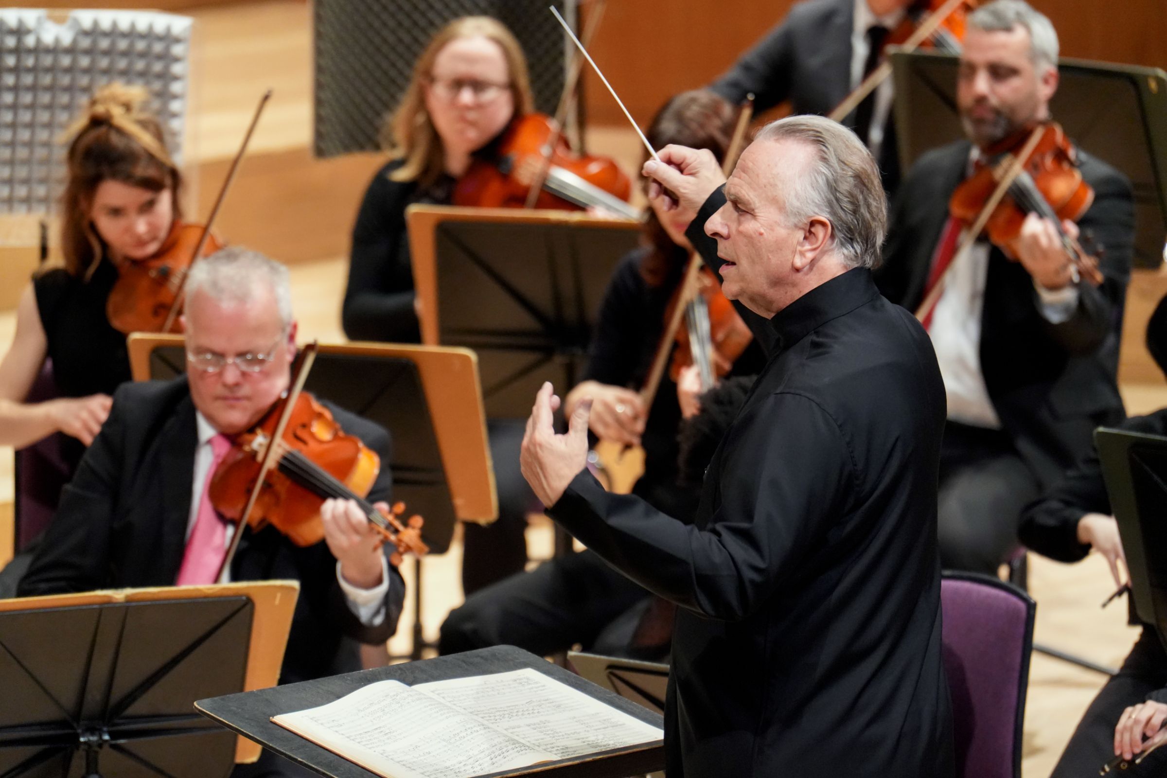 Sir Mark Elder conducts the Hallé &copy; Bill Lam | The Hallé