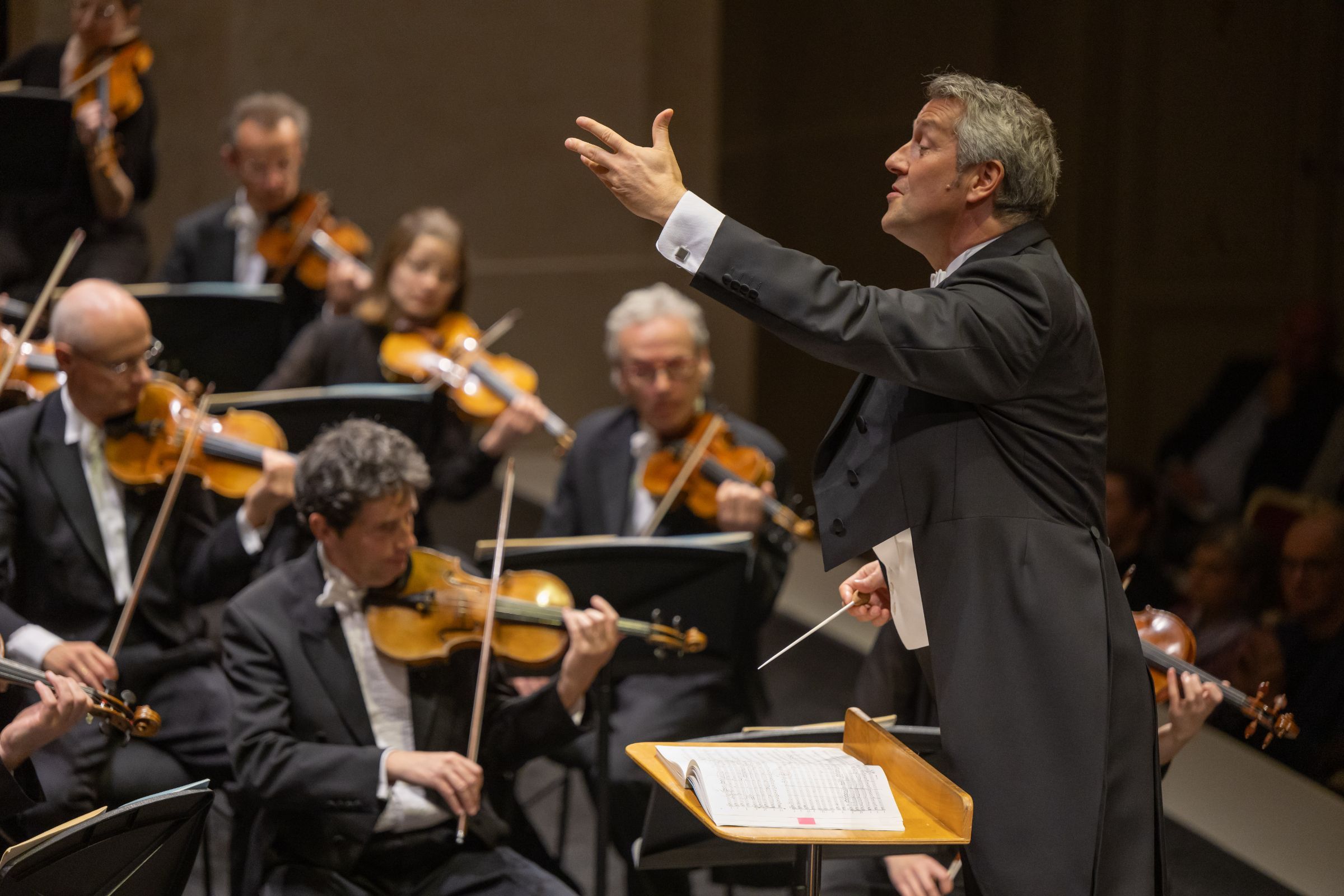 Markus Poschner dirigiert die Staatskapelle Berlin beim Abonnementkonzert in der Staatsoper &copy; Peter Adamik