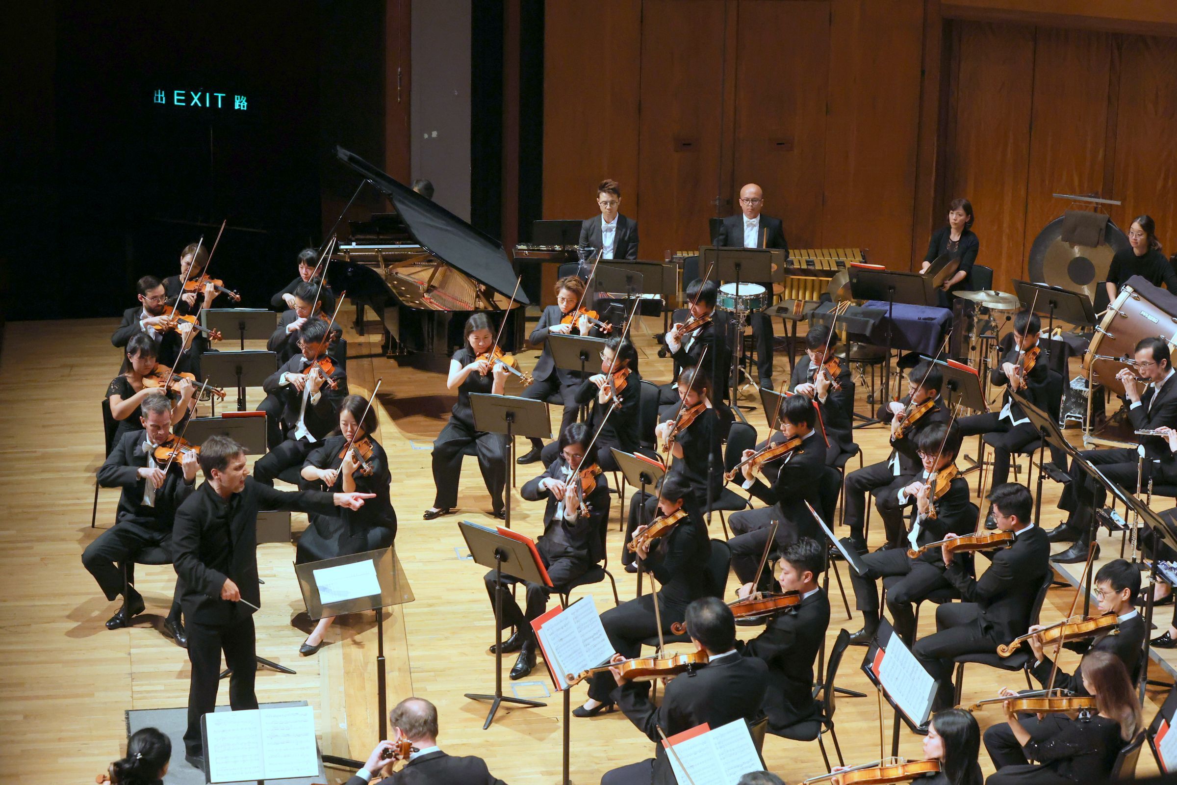 Roberto Forés Veses conducts the Hong Kong Sinfonietta &copy; HK Sinfonietta Ltd