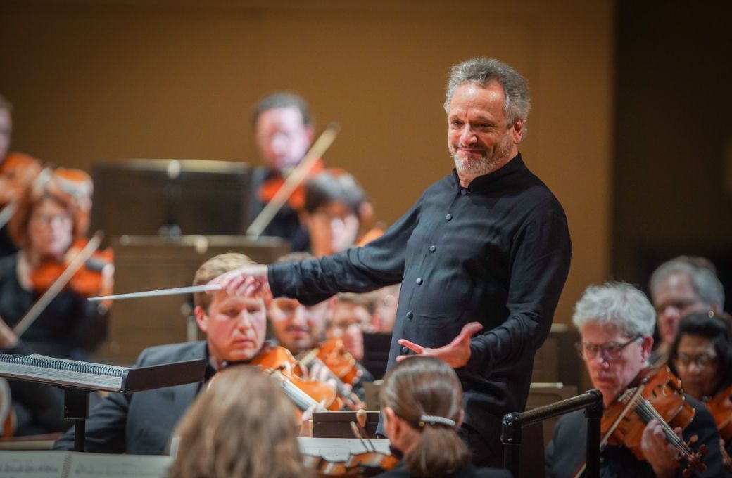 Louis Langrée conducts the Cincinnati Symphony Orchestra &copy; Mark Lyons