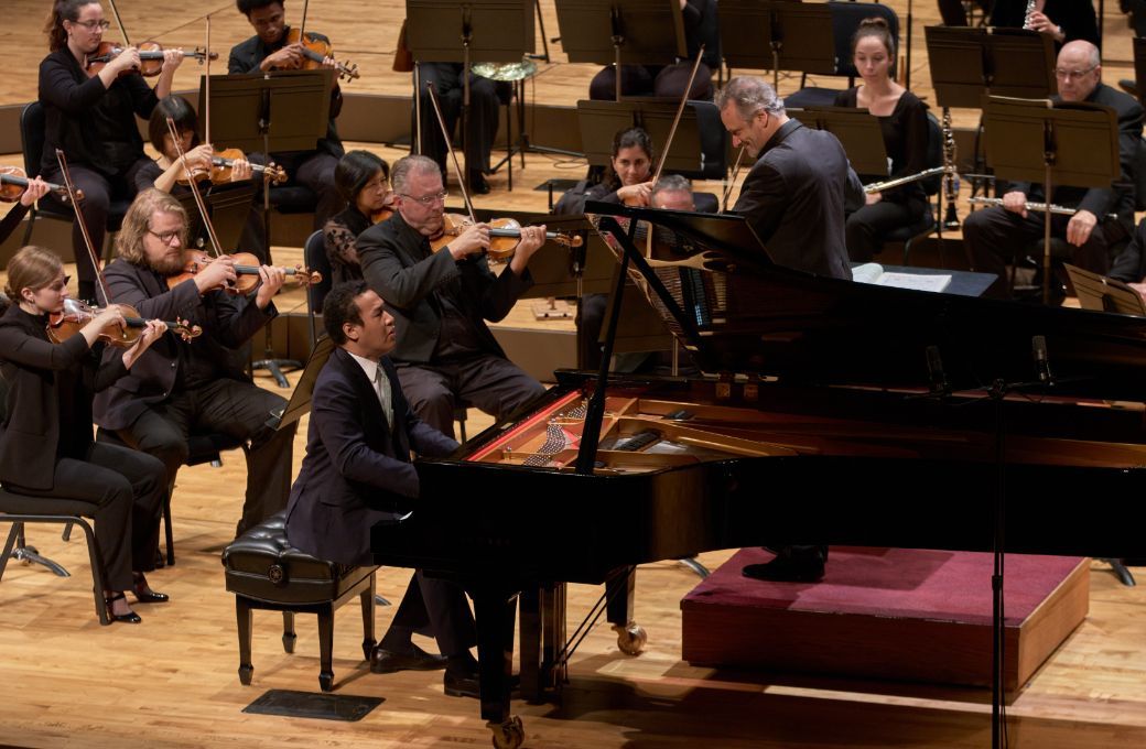 Louis Langr&eacute;e dirige le CSO pendant le Concours Nina Simone (Clayton Stephenson, piano) &copy; JP Leong