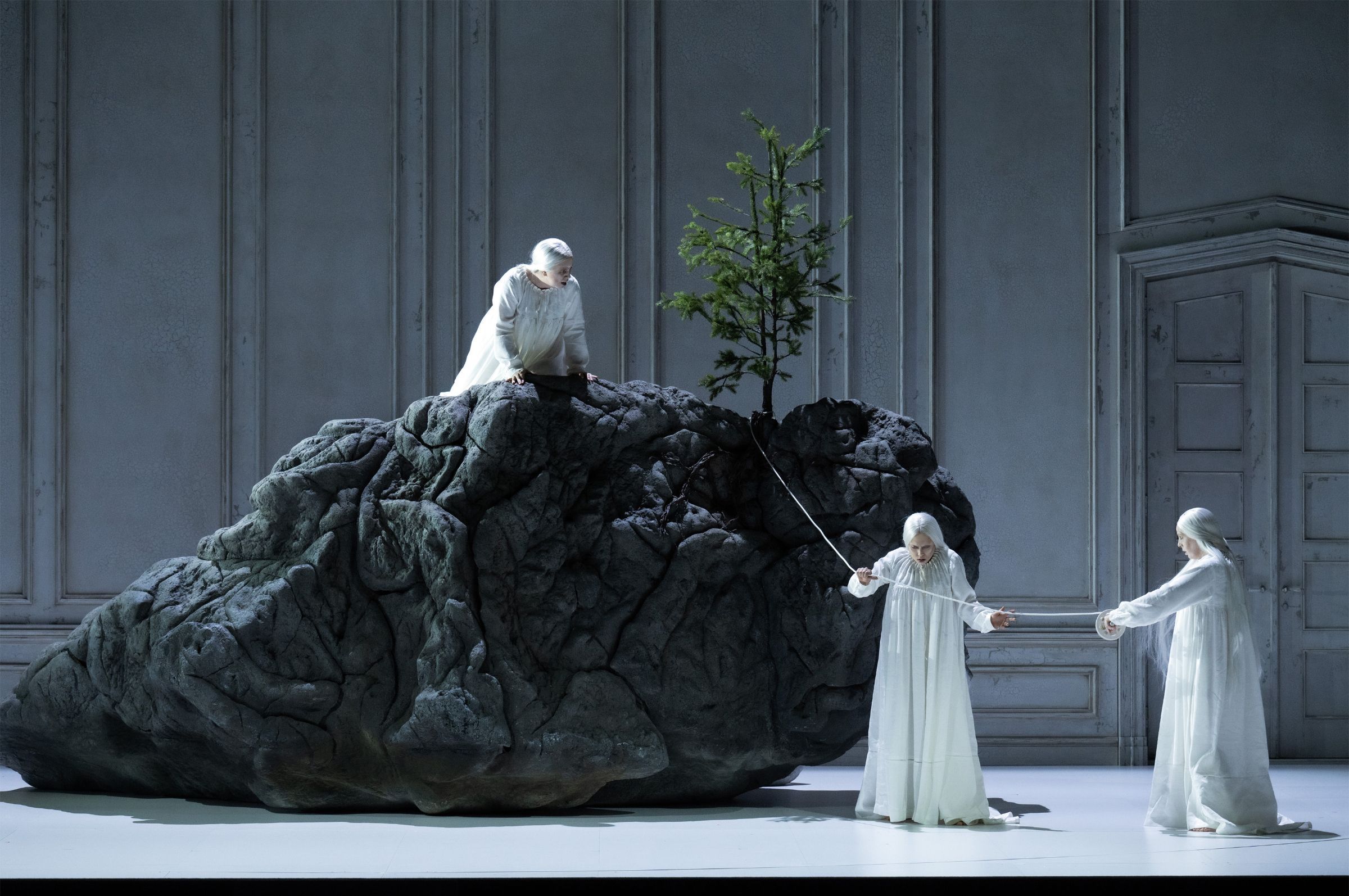 Freya Apffelstaedt (Erste Norn), Lena Sutor-Wernich (Zweite Norn) und Giselle Allen (Dritte Norn) &copy; Monika Rittershaus