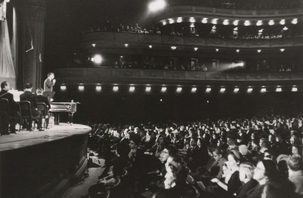 Addressing a Young People&rsquo;s Concert, Carnegie Hall, 1960 &copy; Bernstein Collection, Library of Congress