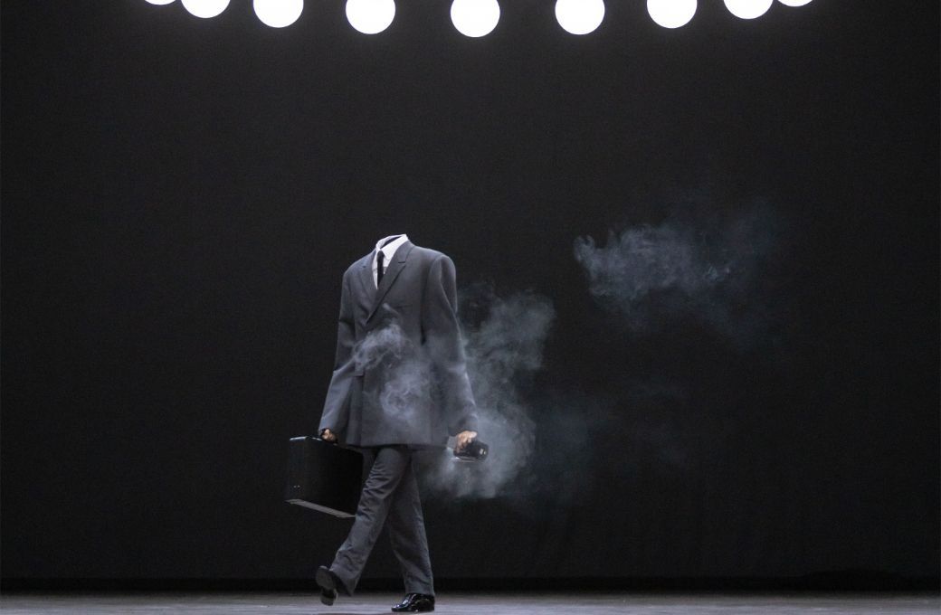 Dominik White Slavkovský in Marcos Morau's <i>Nachtträume</i> © Gregory Batardon