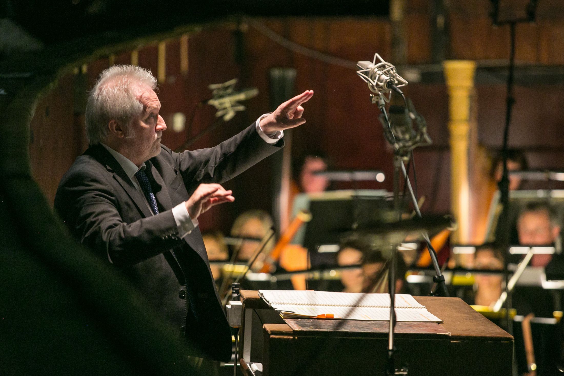 Eötvös conducts © Szilvia Csibi
