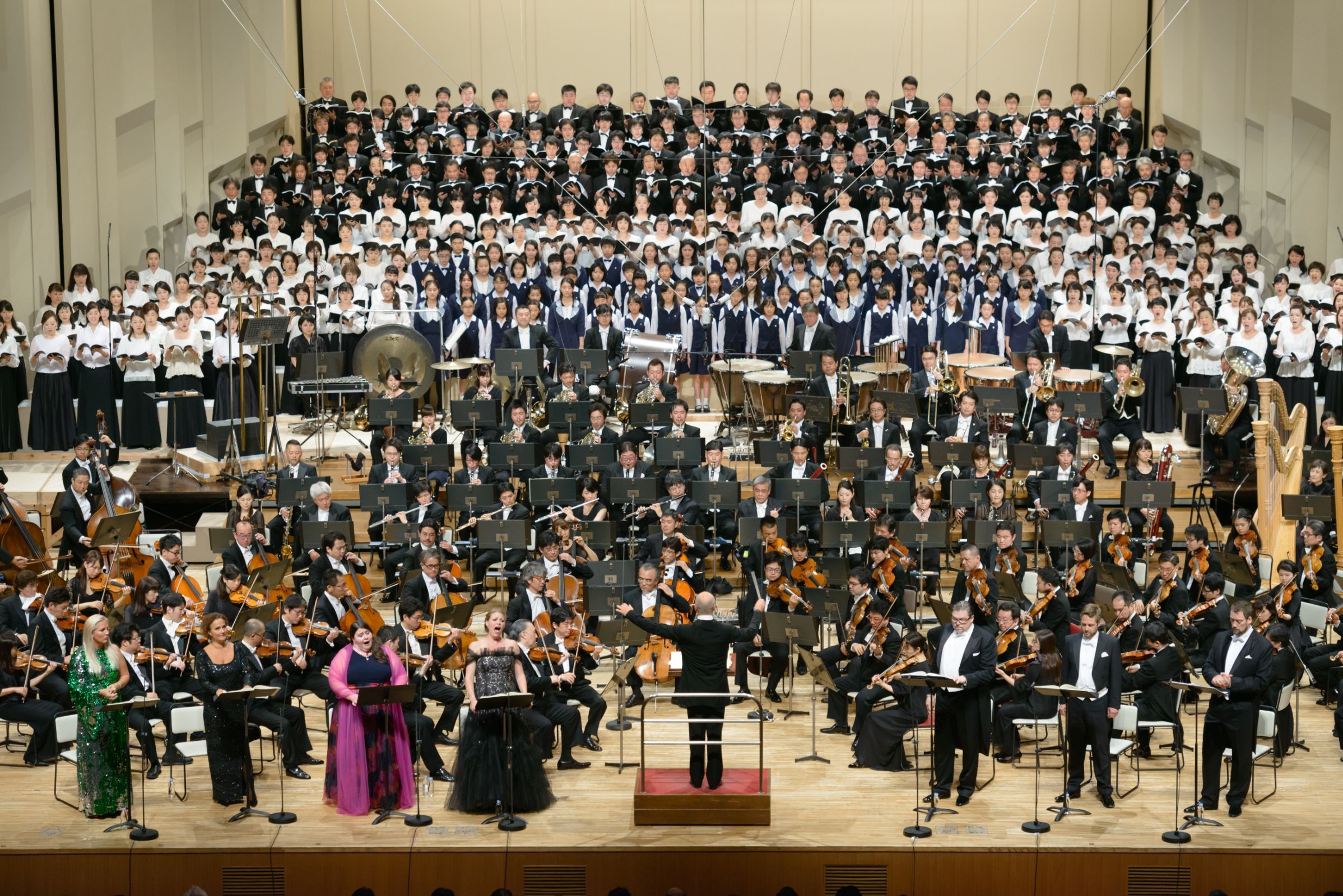 Paavo Järvi conducts Mahler’s Eighth in 2016 &copy; NHKSO