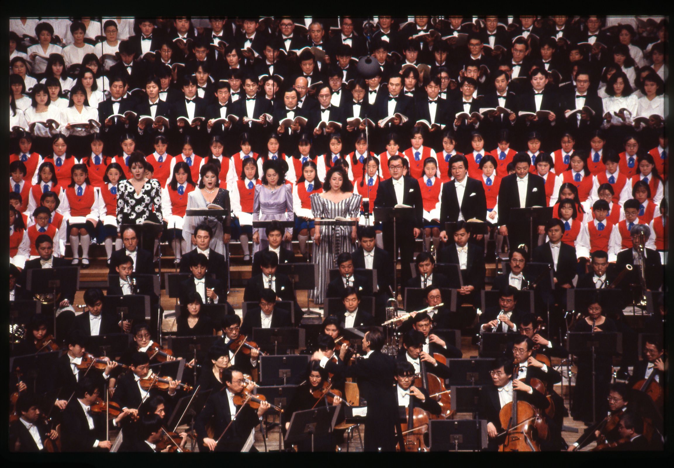 Hiroshi Wakasugi conducts Mahler’s Eighth Symphony in 1992 &copy; NHKSO